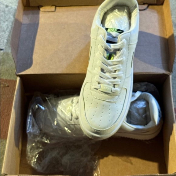 NIKE AIR SHOE - Picture 2 of 4